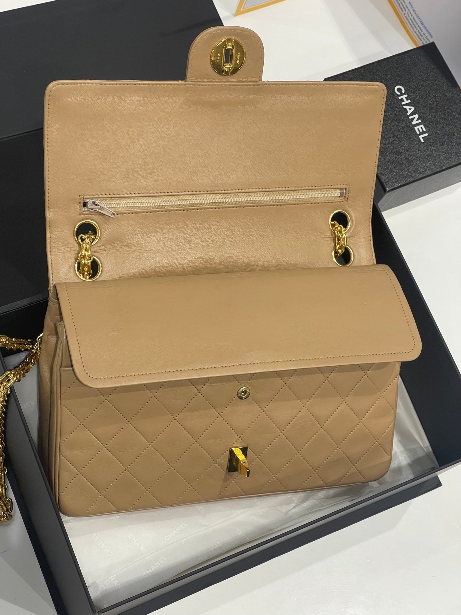 Chanel - sac Timeless médium vintage camel - Les Folies d&