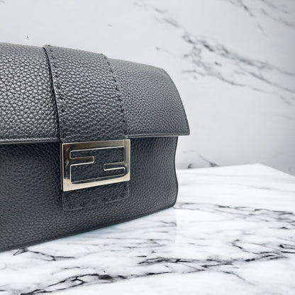 Fendi Sac Flat baguette Sac - Les Folies d&