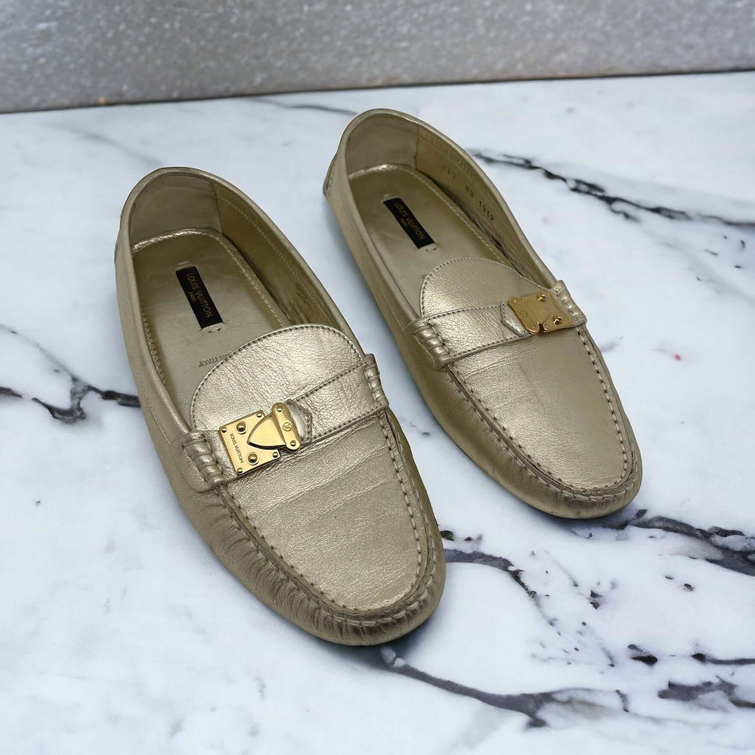 Louis Vuitton Mocassins dorés 37 - Les Folies d&