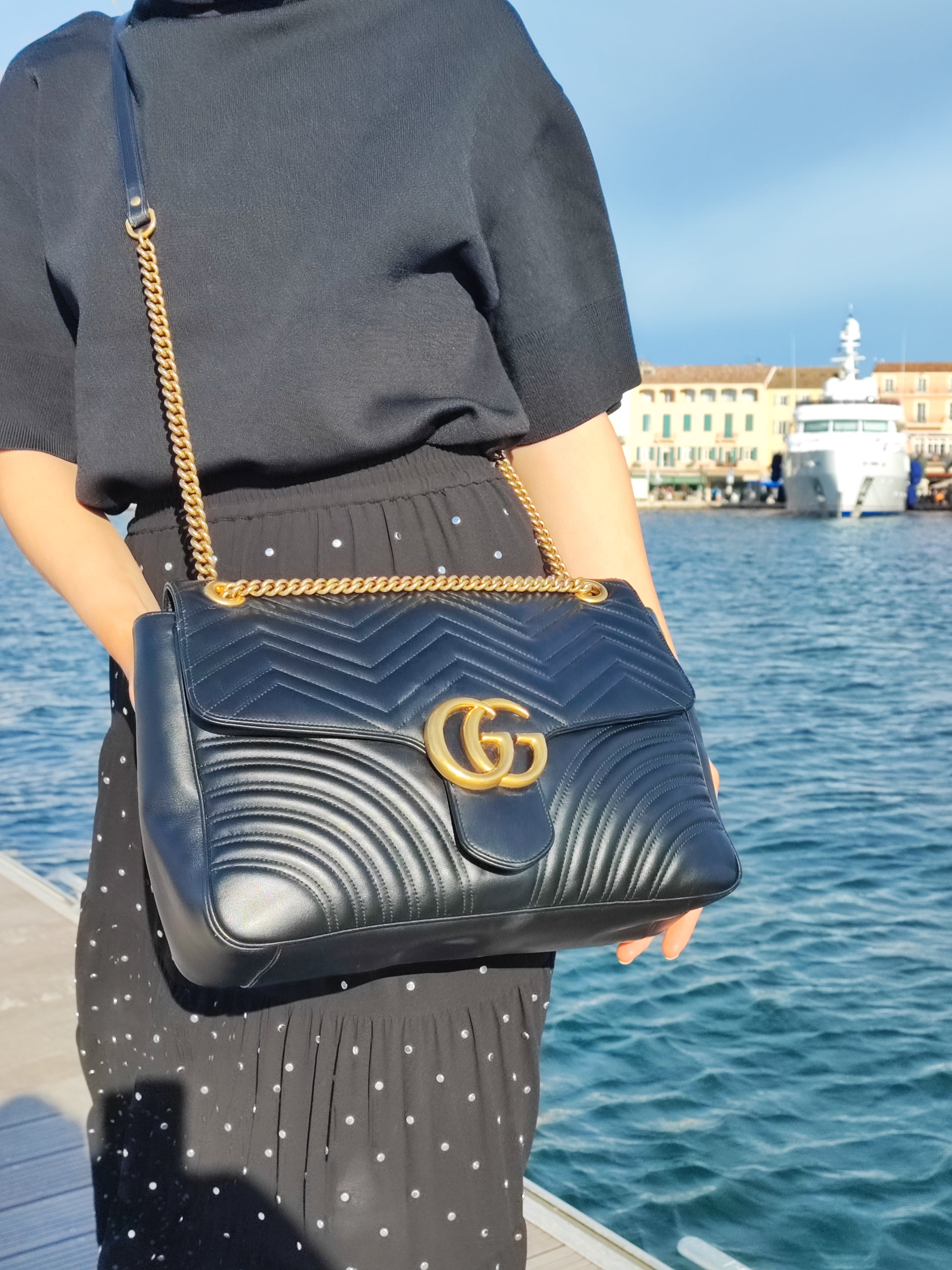 Gucci - Große schwarze Marmont-Tasche