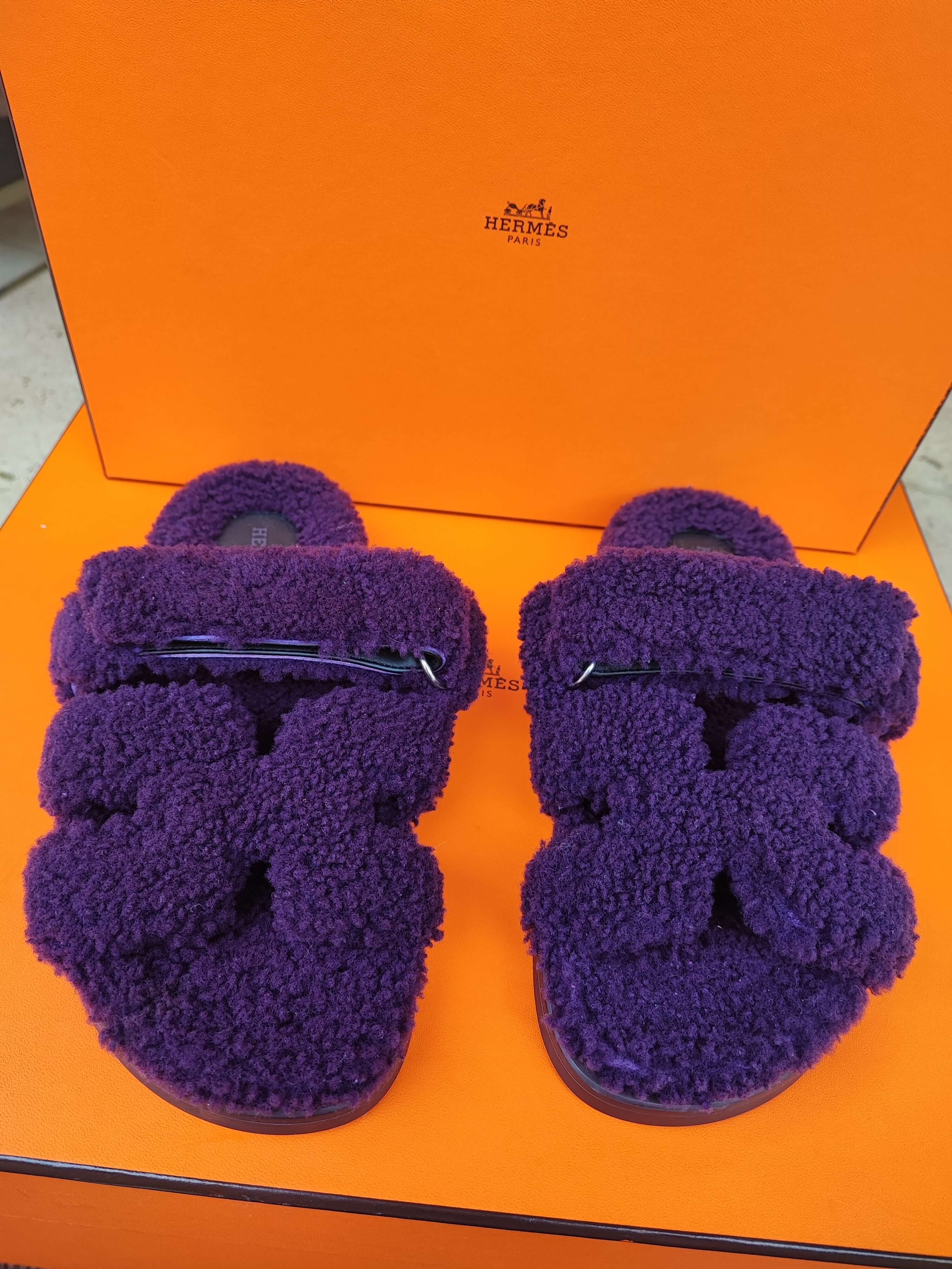Hermès - Sandalen Chypre aus violettem Lammfell T39