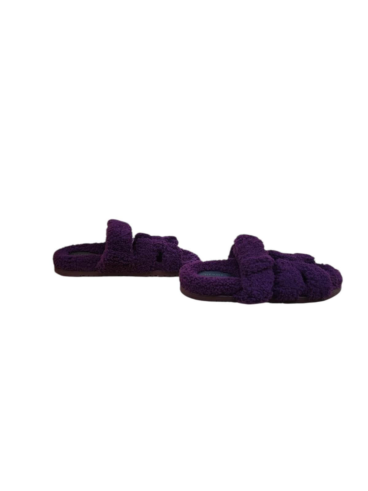 Hermès - Sandalen Chypre aus violettem Lammfell T39