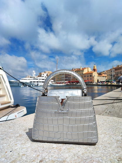 Louis Vuitton - Sac Capucines alligator Silver