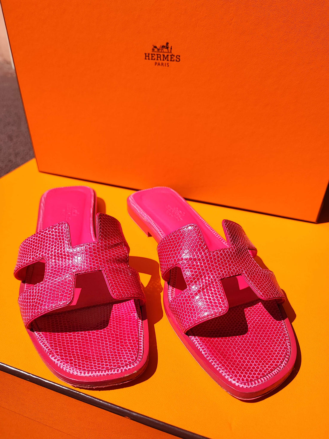 Hermès - Sandales Oran lézard iguane fuchsia T37 1/2