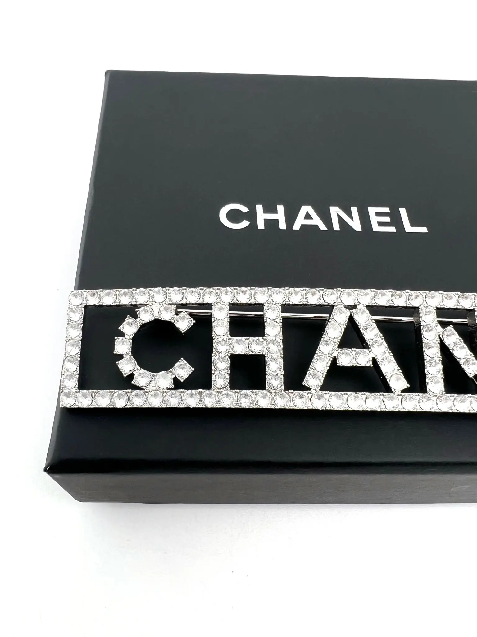 Chanel - Broche avec cristaux 