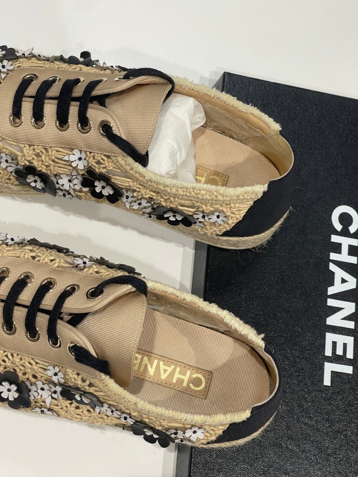 Chanel - Baskets raphia camélia T38 - Les Folies d&