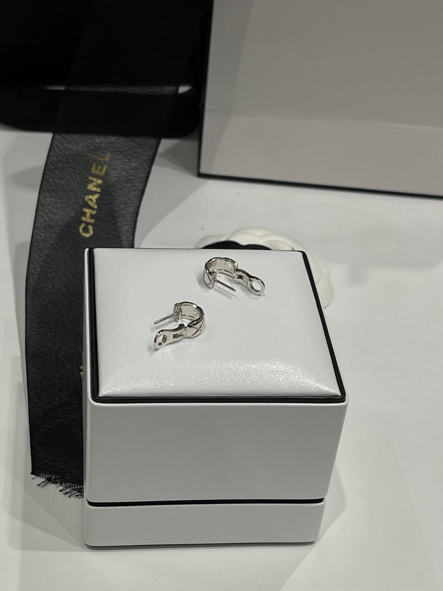 Chanel - Boucles d’oreilles Coco crush or blanc et diamants - Les Folies d&