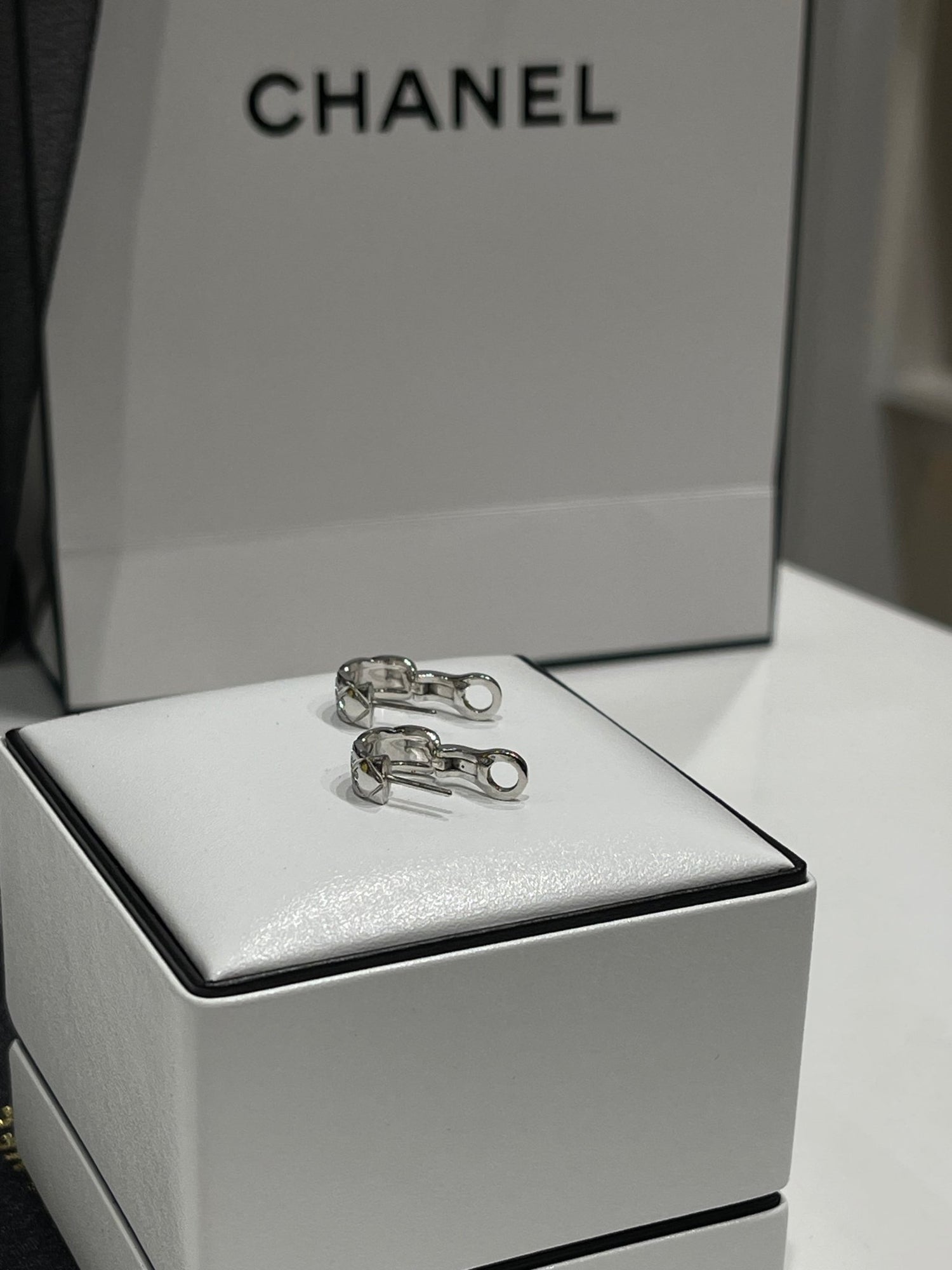 Chanel - Boucles d’oreilles Coco crush or blanc et diamants - Les Folies d&