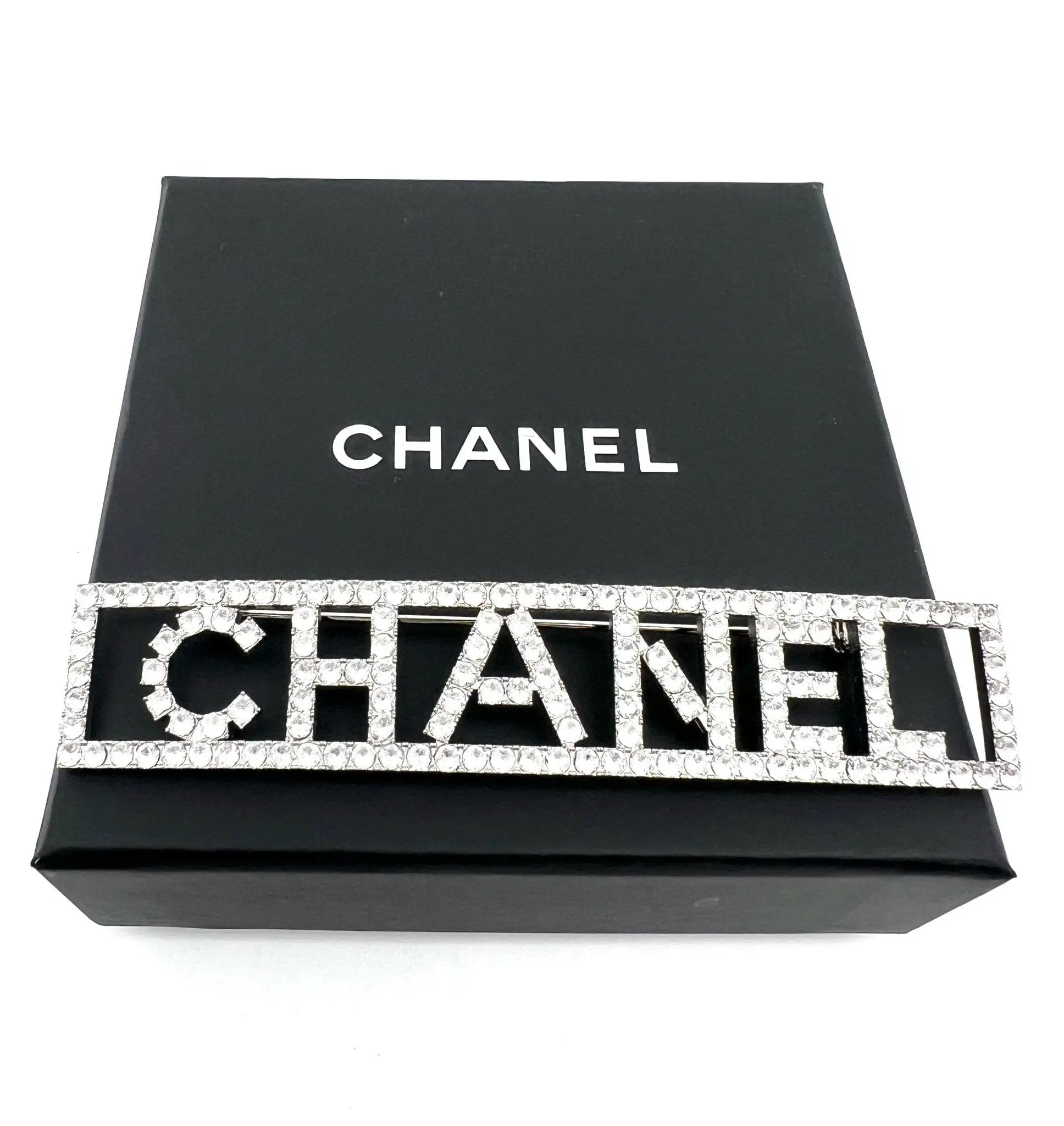 Chanel - Broche avec cristaux - Les Folies d&