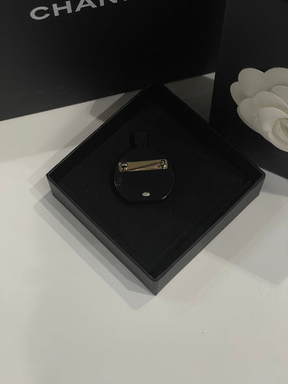 Chanel - Broche Coco CC bouteille - Les Folies d&