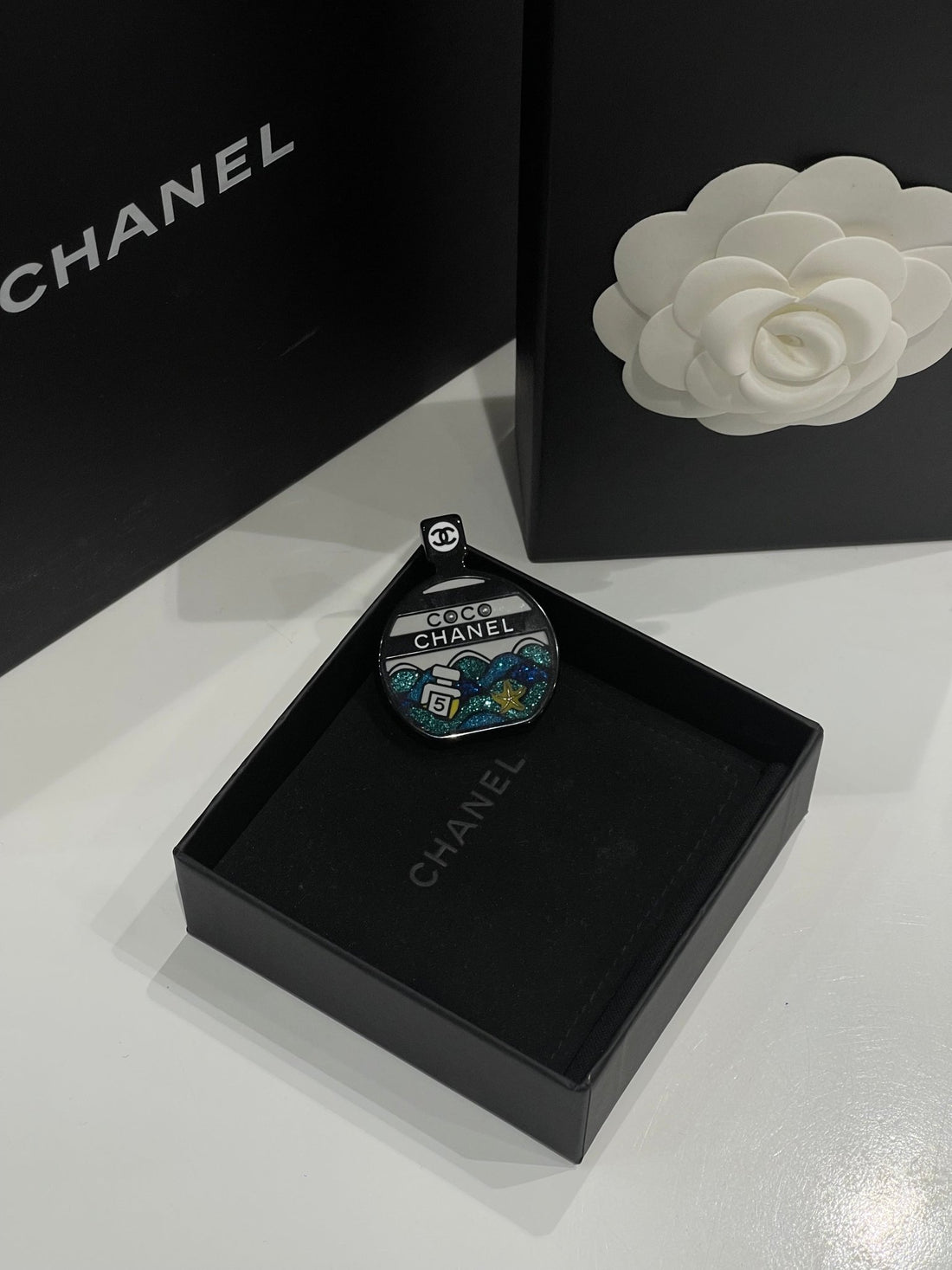 Chanel - Broche Coco CC bouteille - Les Folies d&