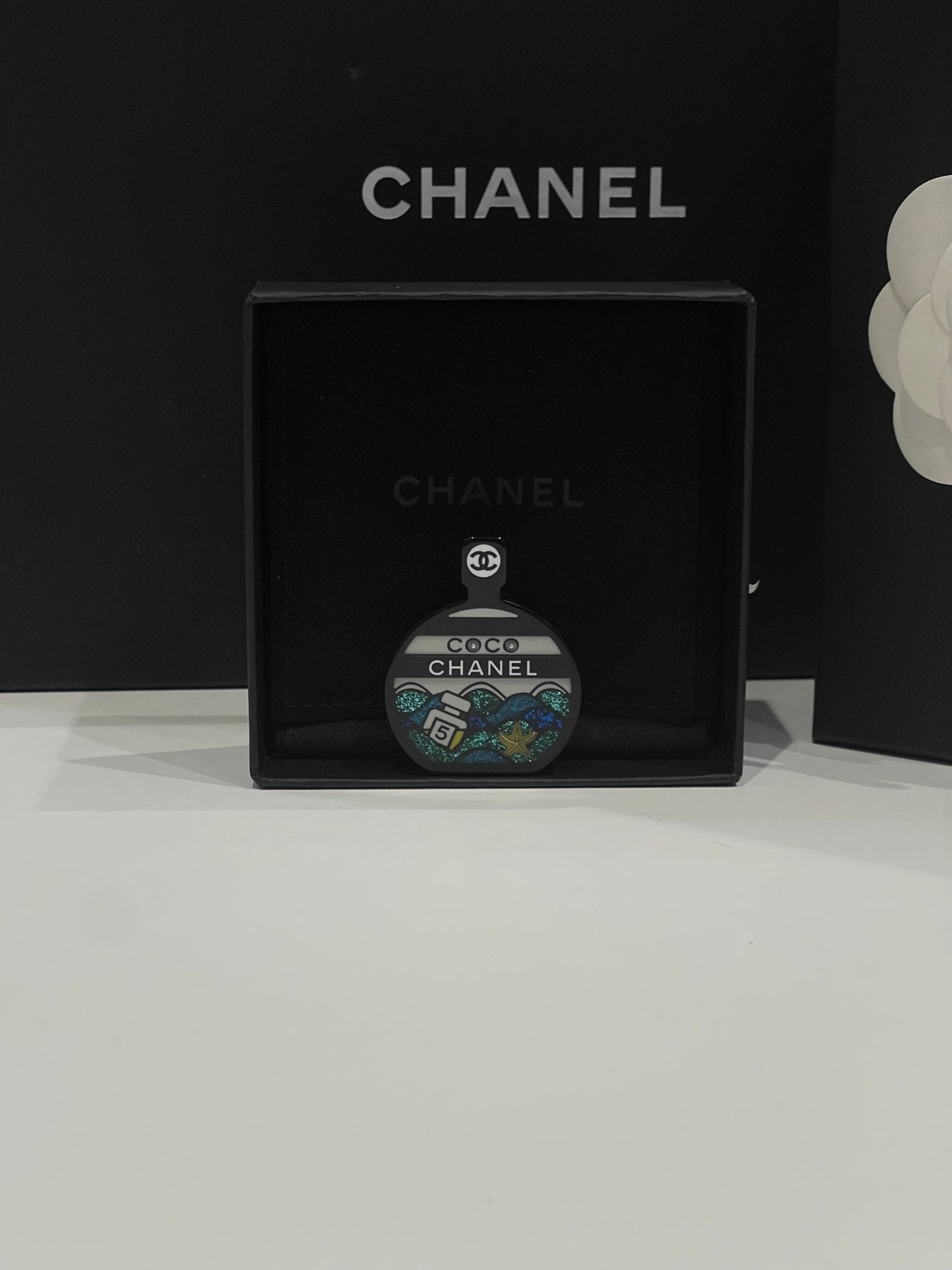 Chanel - Broche Coco CC bouteille - Les Folies d&