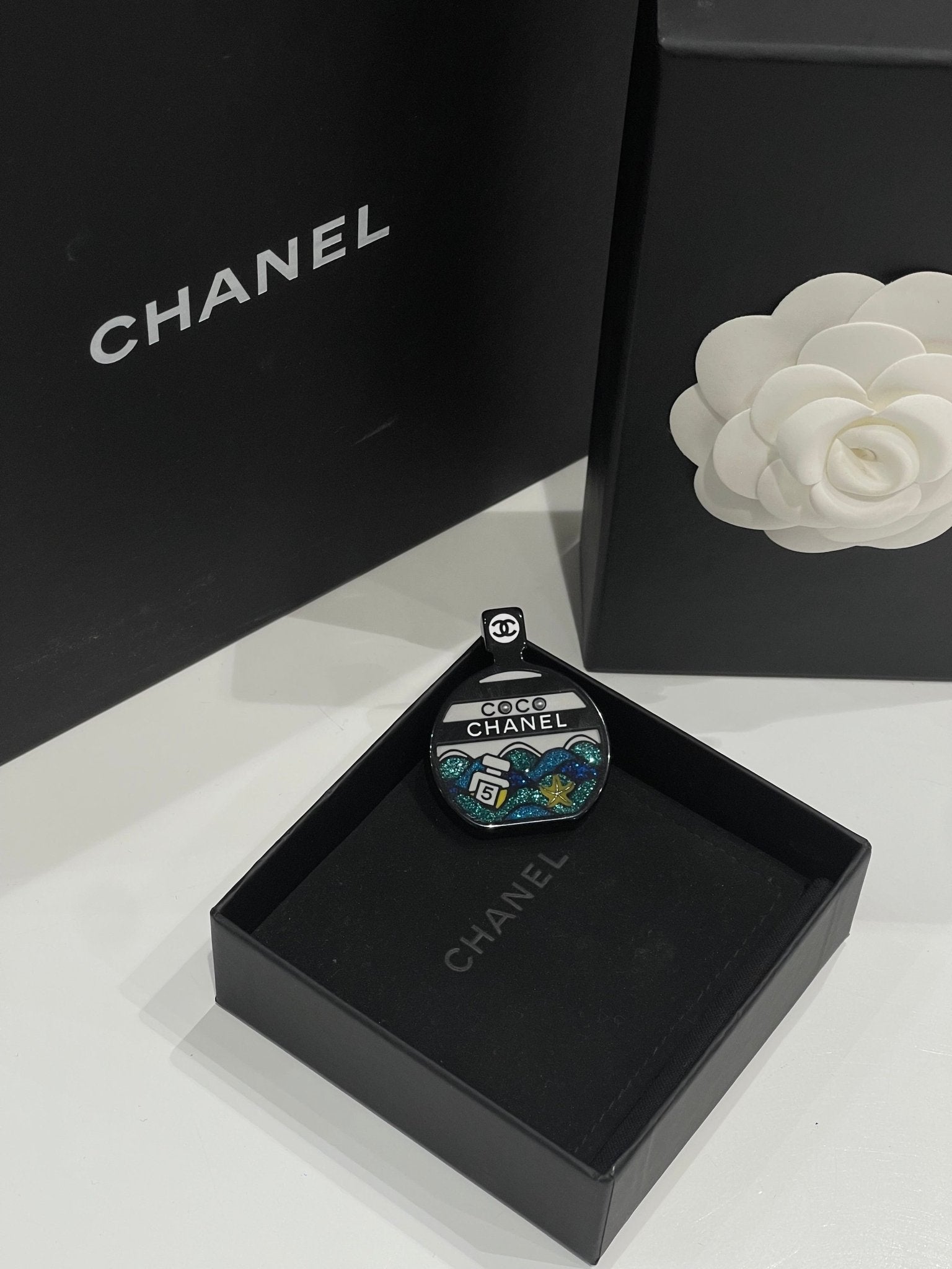Chanel - Broche Coco CC bouteille - Les Folies d&