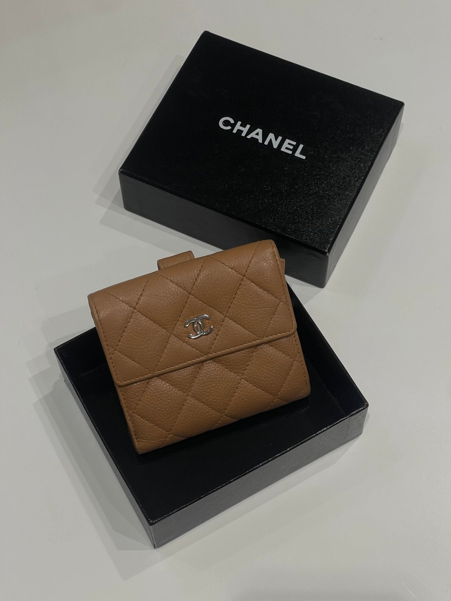 Chanel - Portefeuille rabat CC - Les Folies d&