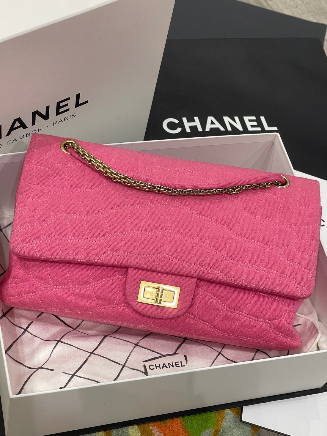 Chanel - Sac 2.55 jersey façon croco rose - Les Folies d'Eugenie