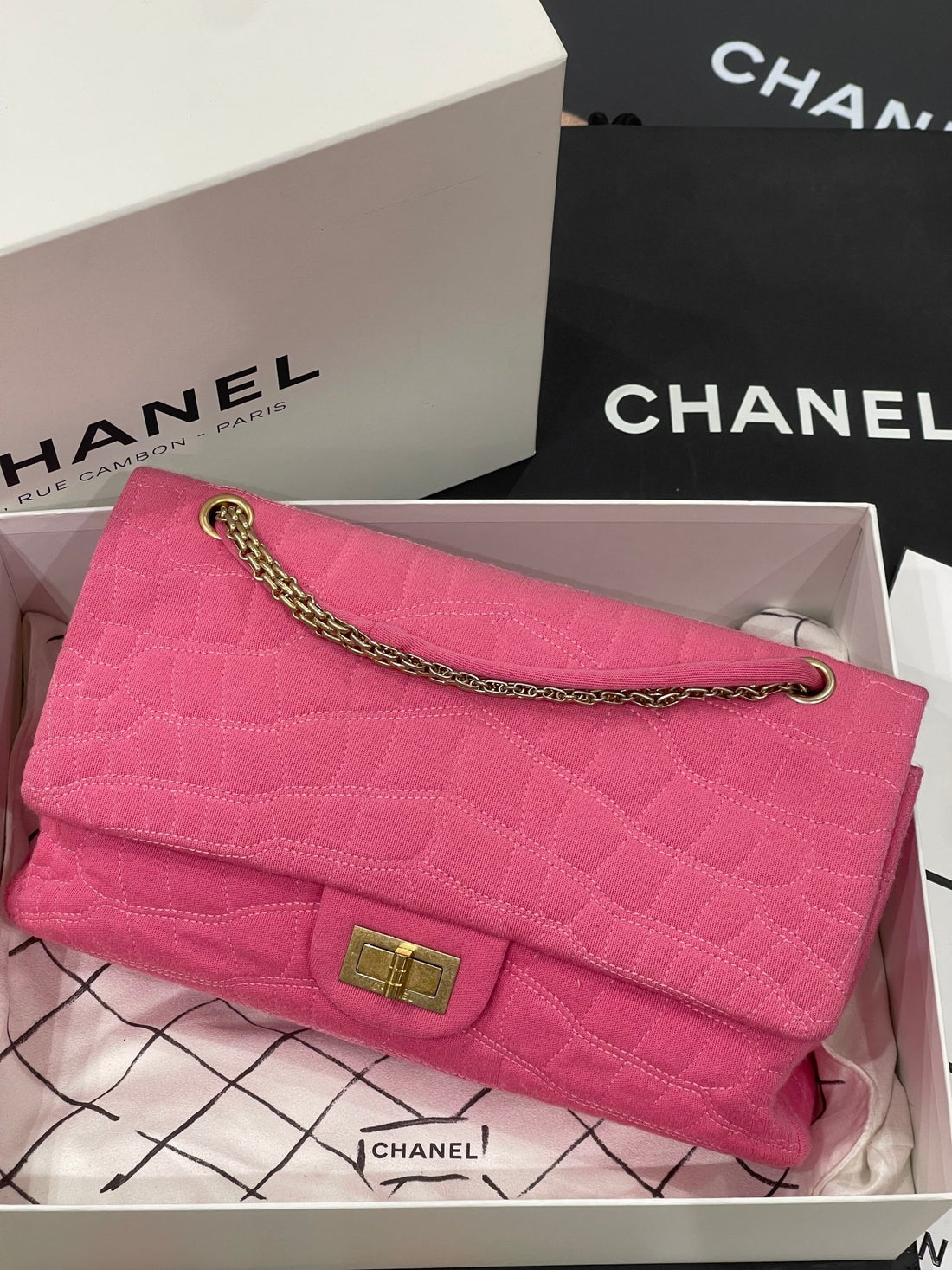 Chanel - Sac 2.55 jersey façon croco rose - Les Folies d'Eugenie