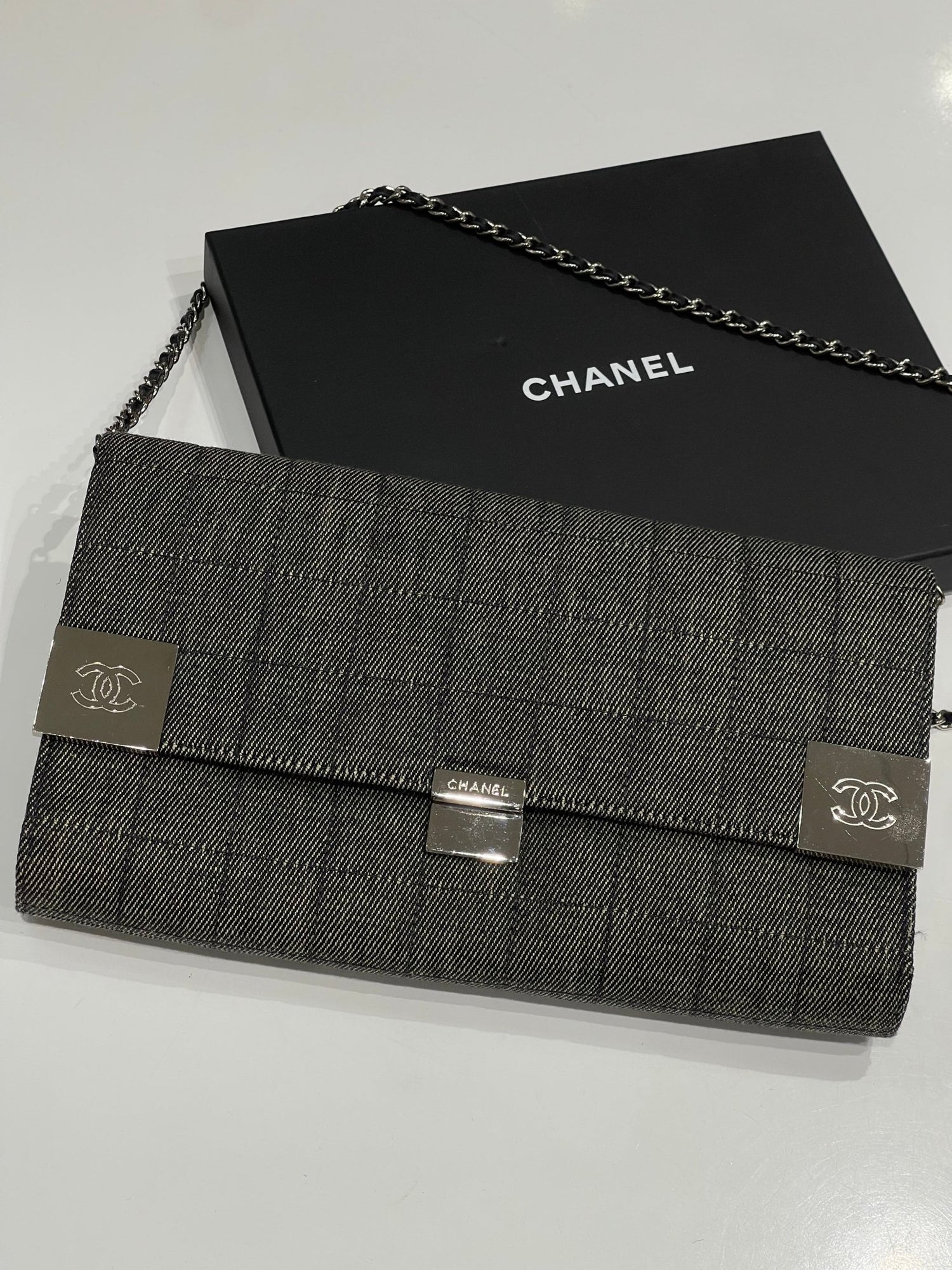 Chanel - sac baguette classique jersey gris - Les Folies d&