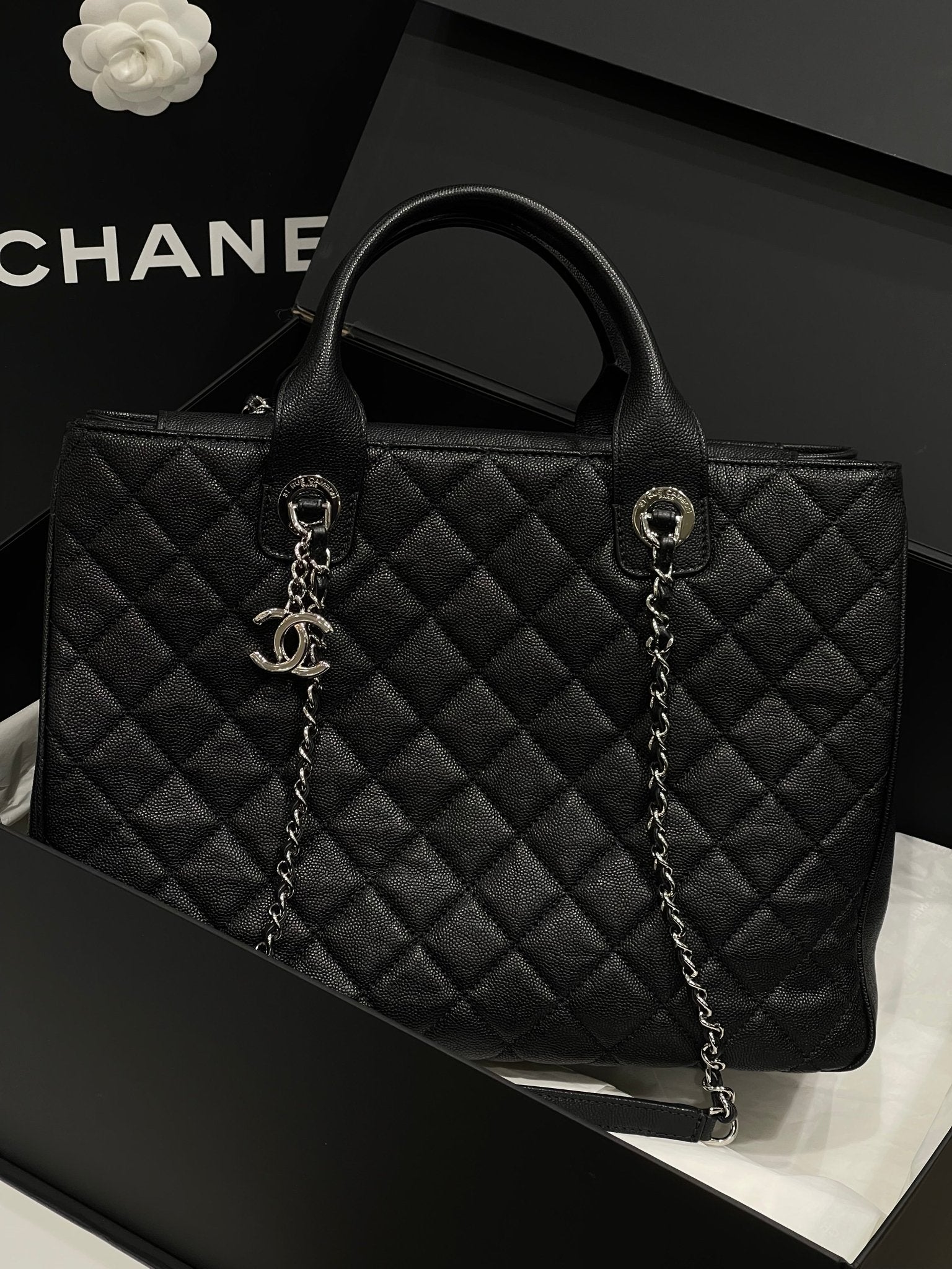Chanel - Sac cabas classique noir MM - Les Folies d&