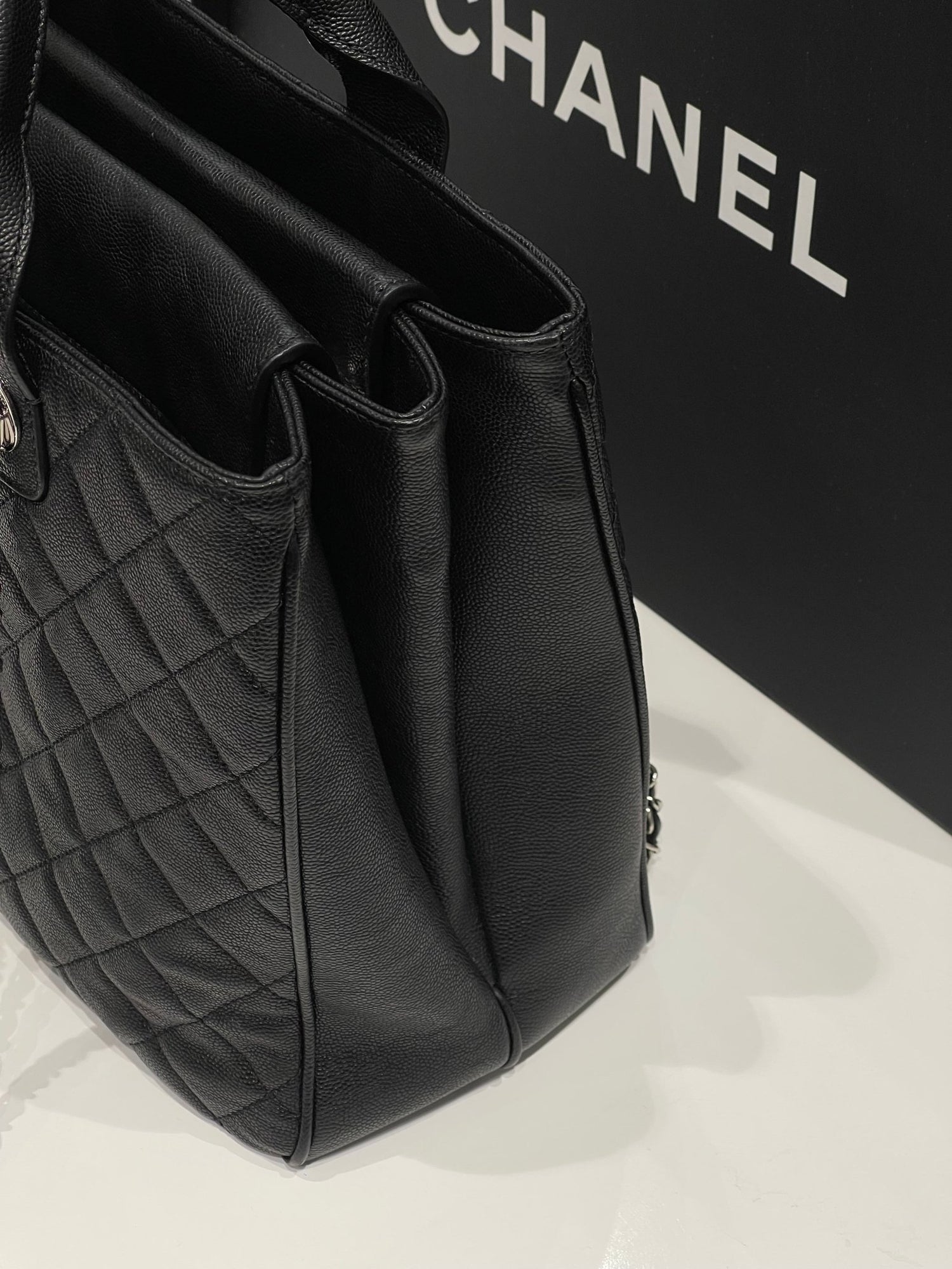 Chanel - Sac cabas classique noir MM - Les Folies d&