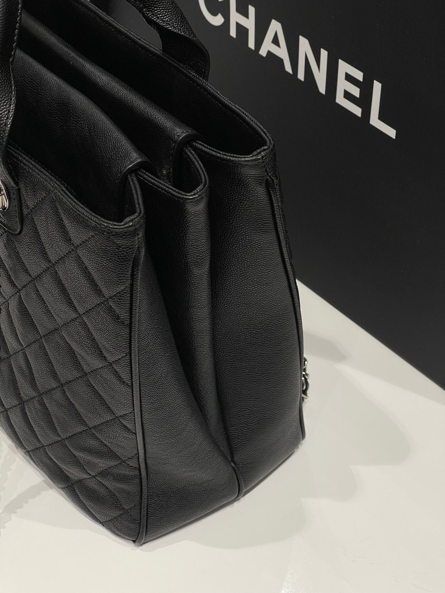 Chanel - Sac cabas classique noir MM - Les Folies d&