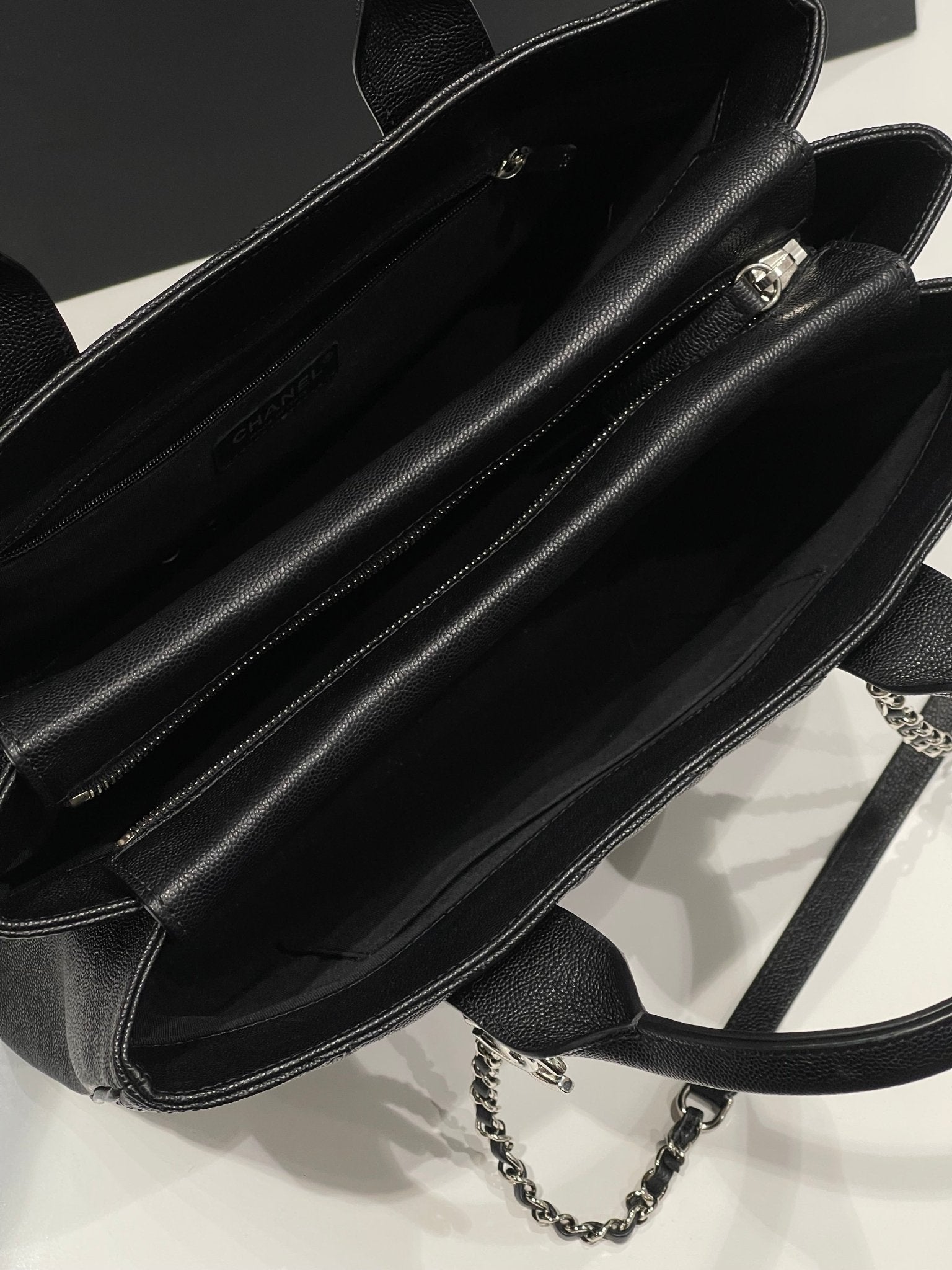Chanel - Sac cabas classique noir MM - Les Folies d&