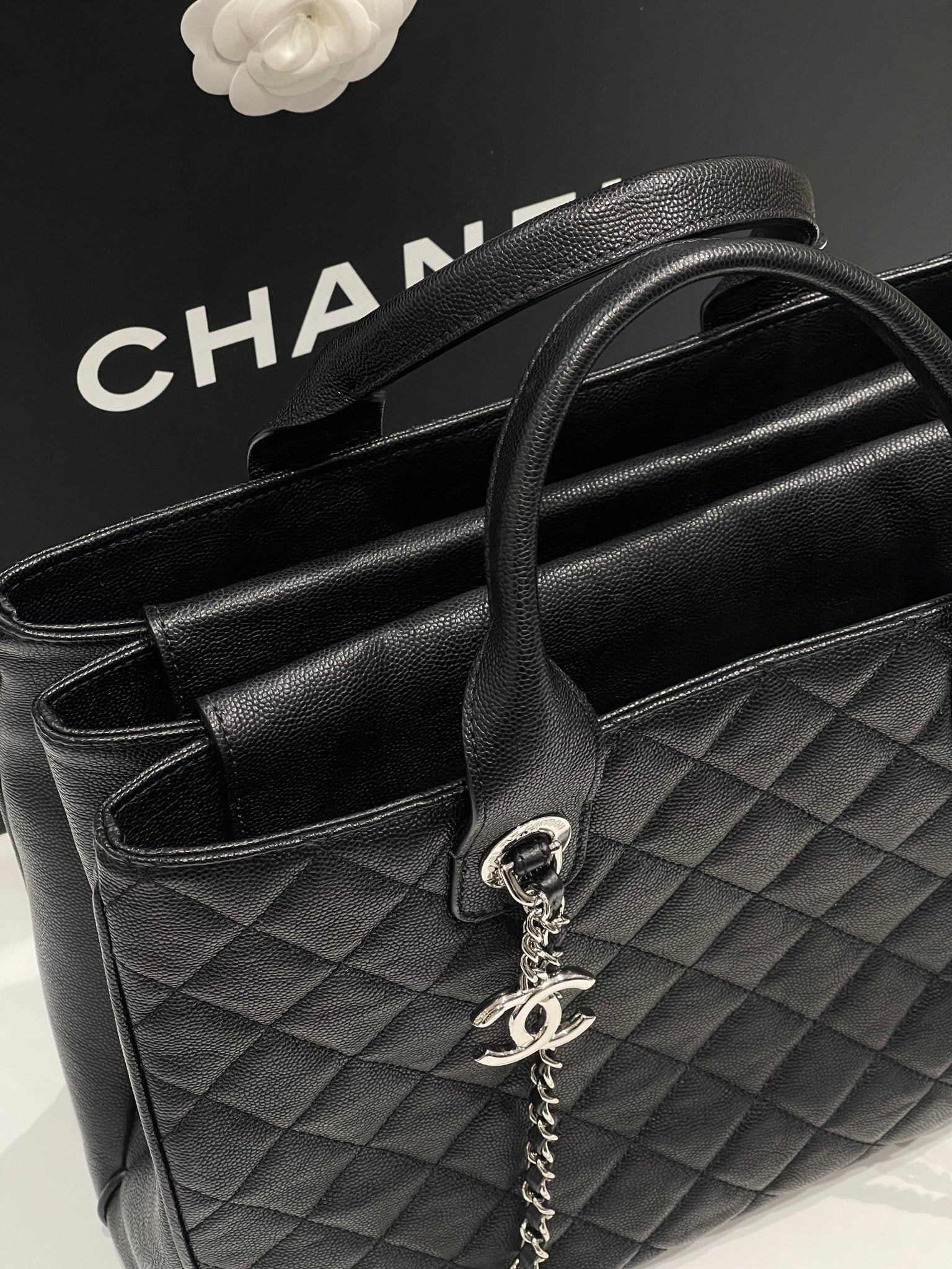 Chanel - Sac cabas classique noir MM - Les Folies d&