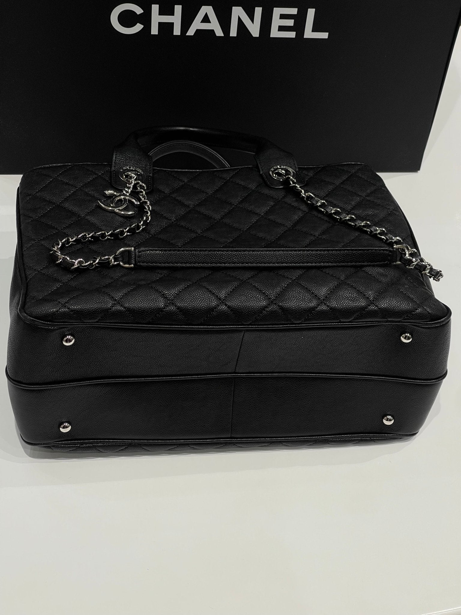 Chanel - Sac cabas classique noir MM - Les Folies d&