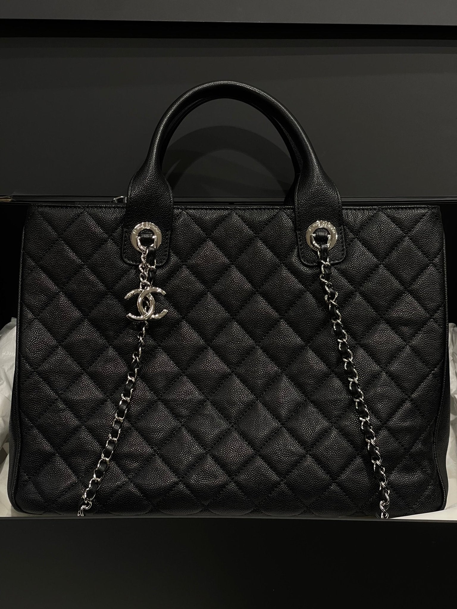 Chanel - Sac cabas classique noir MM - Les Folies d&