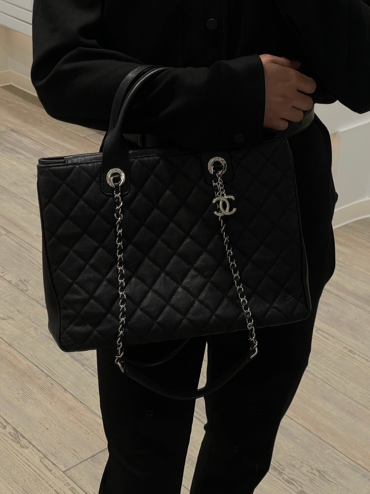 Chanel - Sac cabas classique noir MM - Les Folies d&