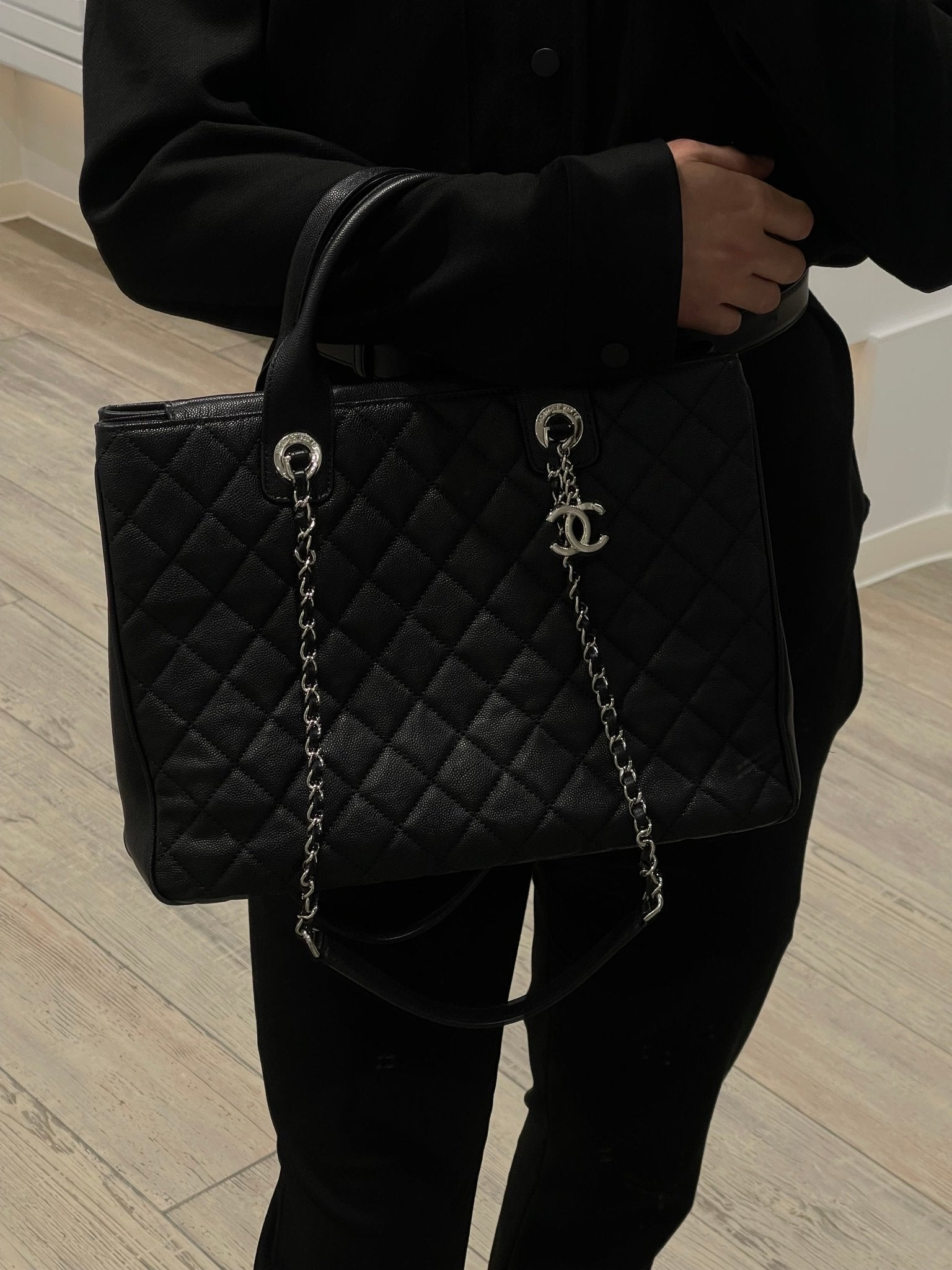 Chanel - Sac cabas classique noir MM - Les Folies d&