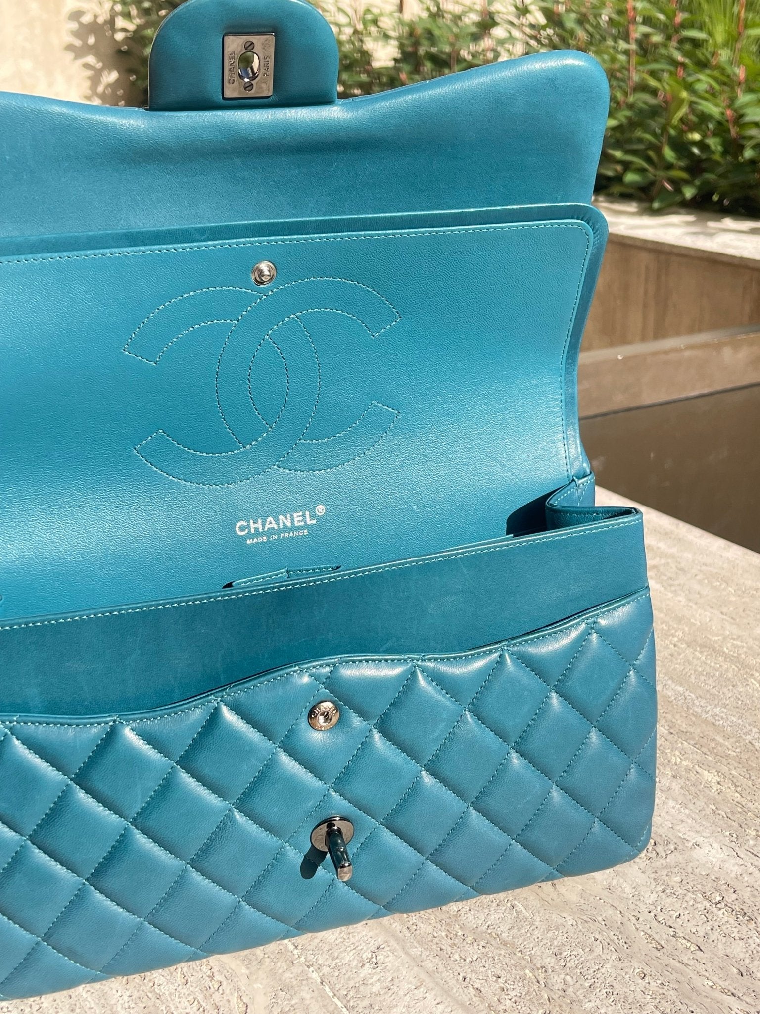 Chanel - Sac classique Jumbo bleu canard - Les Folies d&