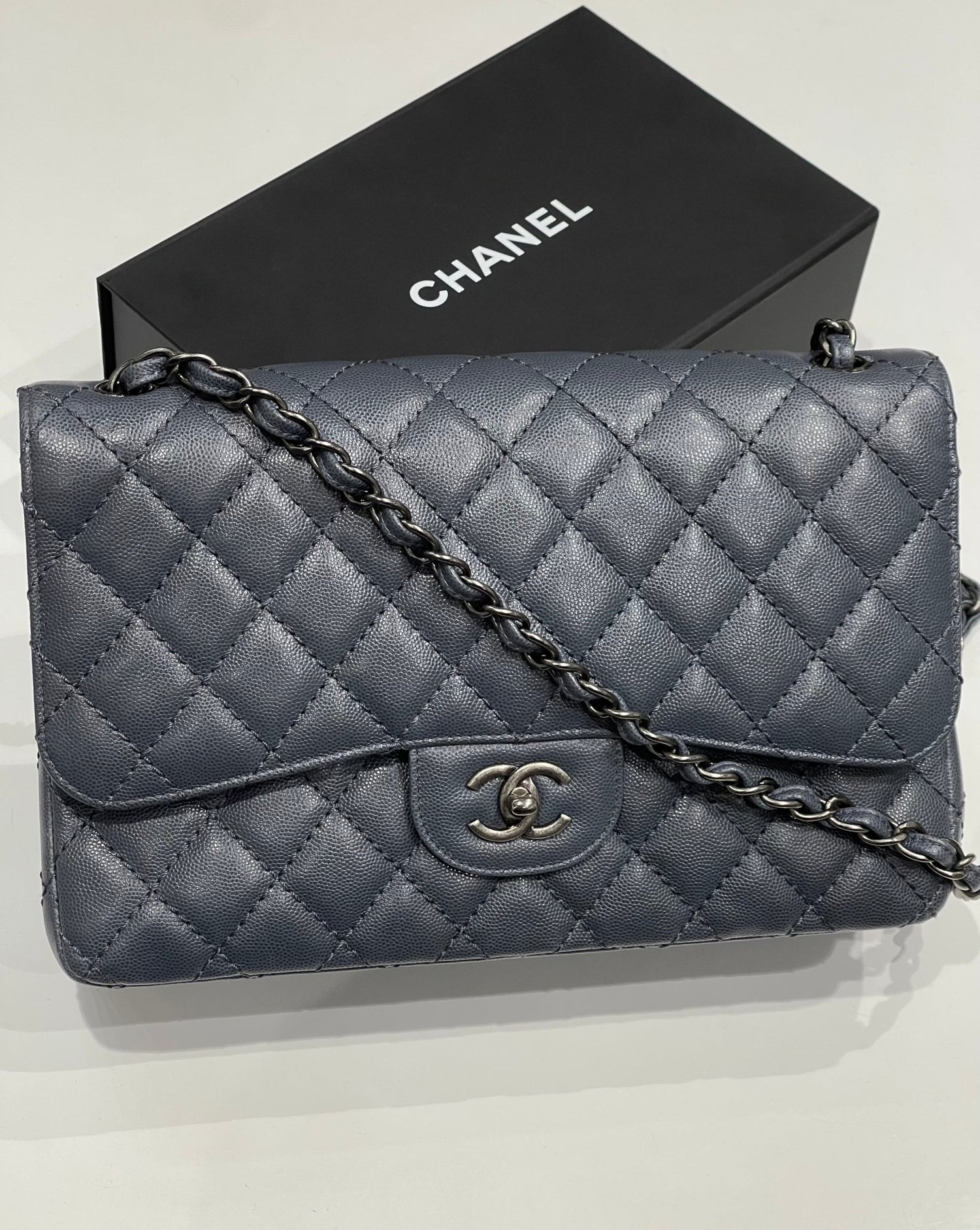 Chanel - Sac classique jumbo Bleu Gris - Les Folies d&