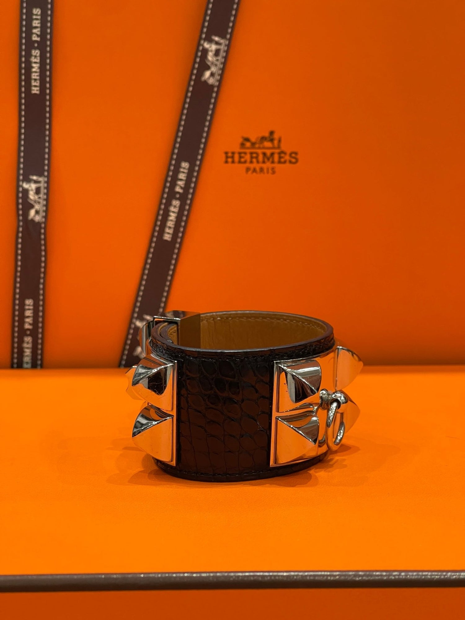 Hermès - Bracelet manchette collier de chien alligator - Les Folies d&