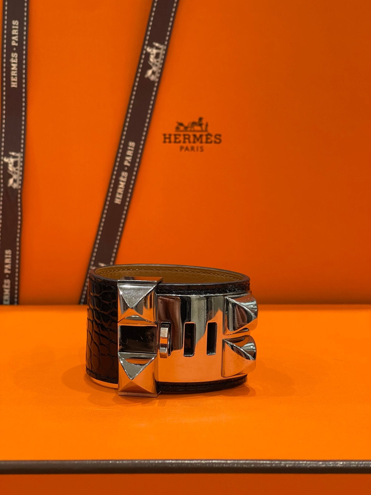 Hermès - Bracelet manchette collier de chien alligator - Les Folies d&
