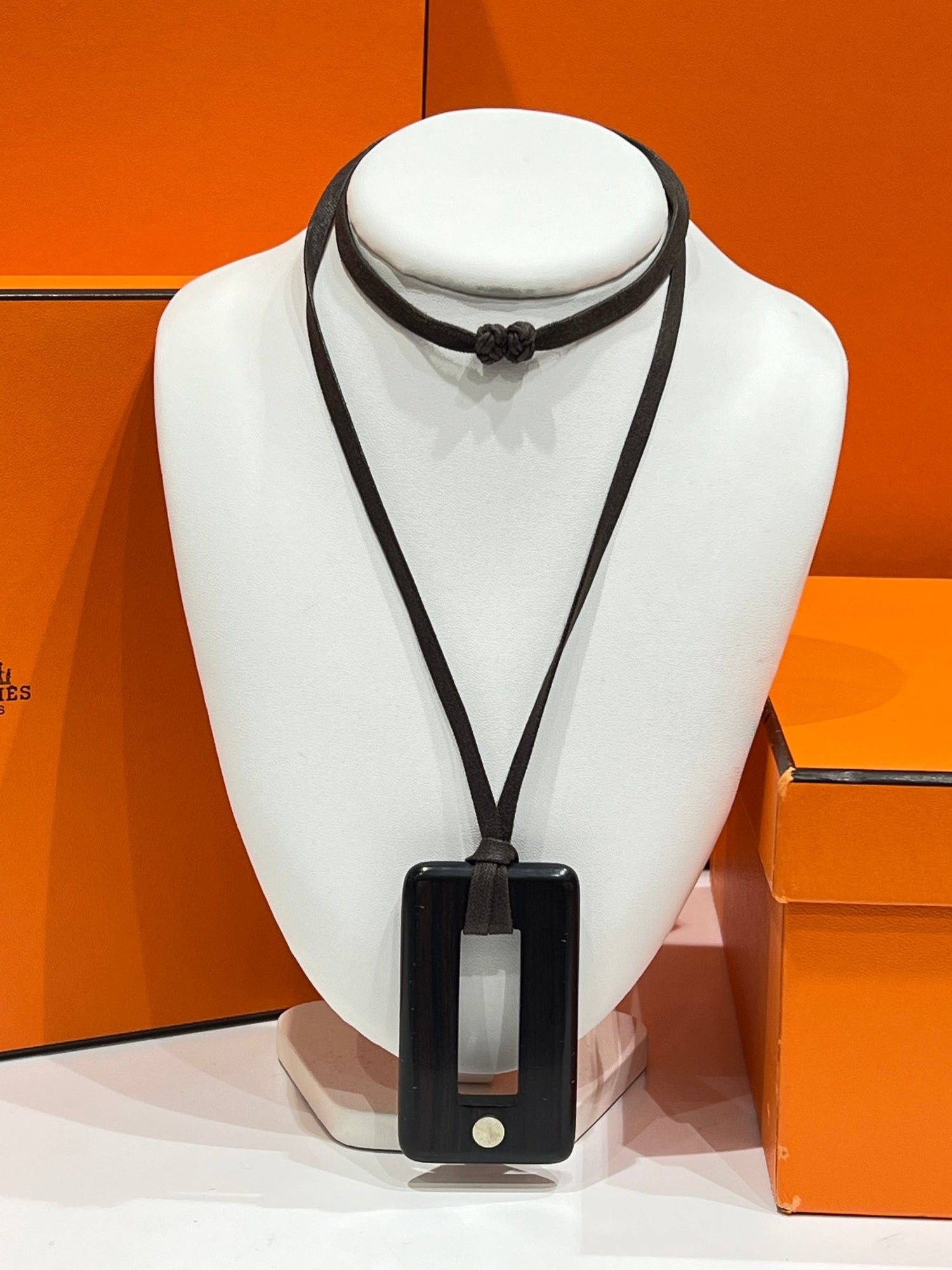 Pendentif Hermès Isthme en Corne et Laque sur Cordon Pendentif Hermès Isthme en Corne et Laque sur Cordon