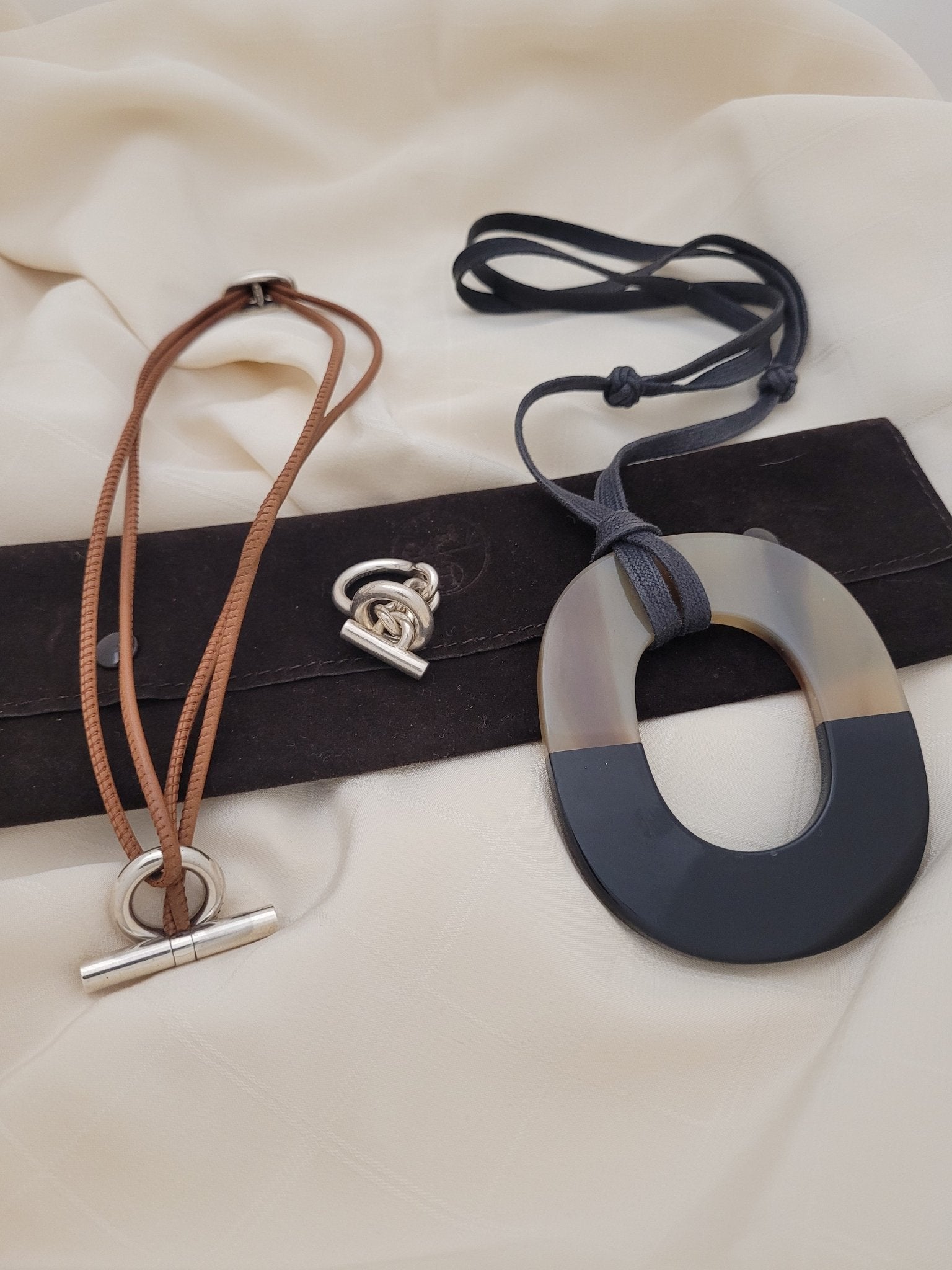 Hermès- collier pendentif corne de buffle et laque Les Folies d'Eugenie