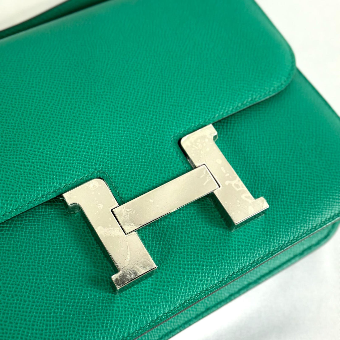 Hermès - Sac constance 24 Vert Vertigo - Les Folies d'Eugenie Les Folies d'Eugenie
