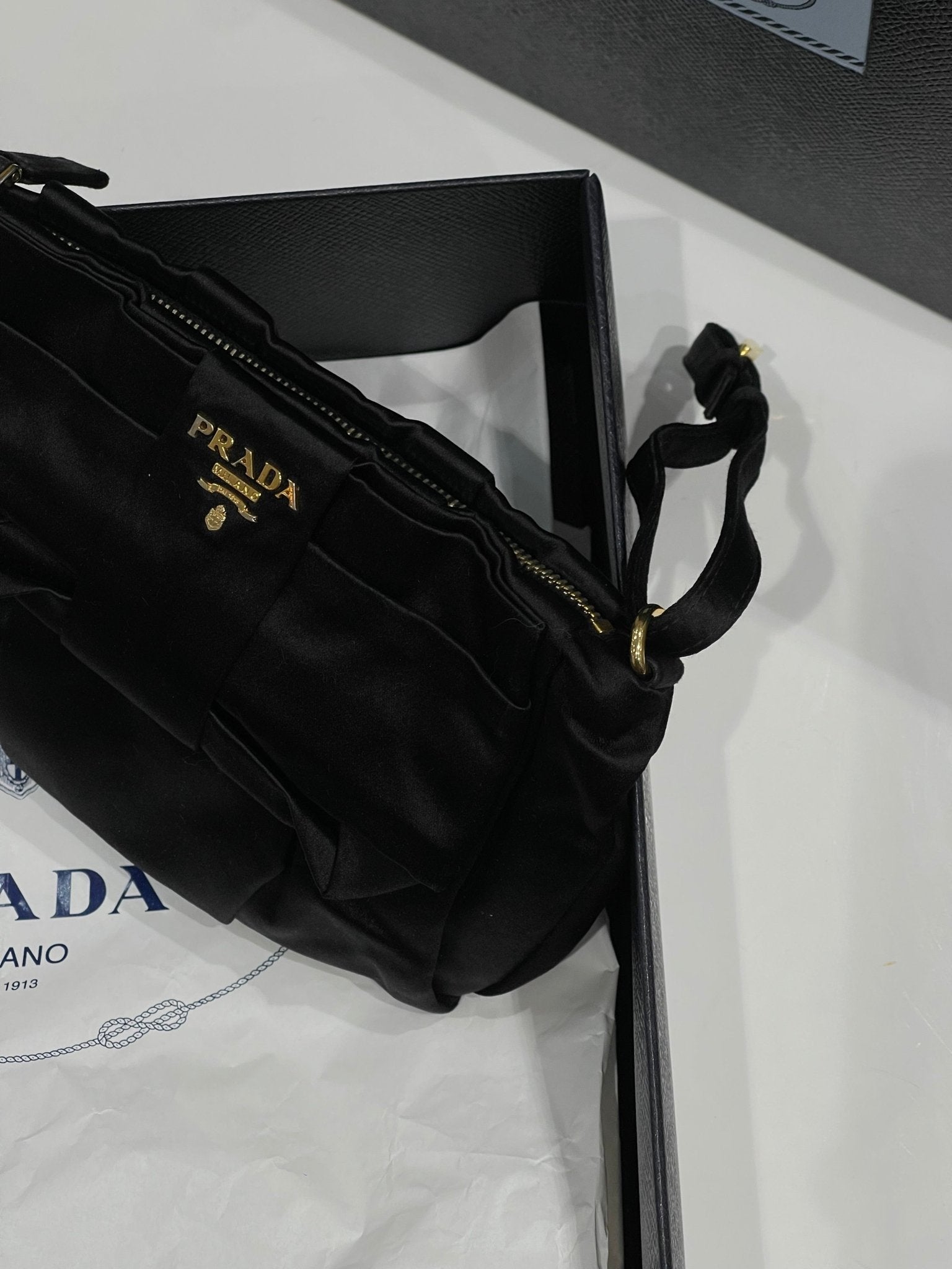 Prada - Pochette noire - Les Folies d&