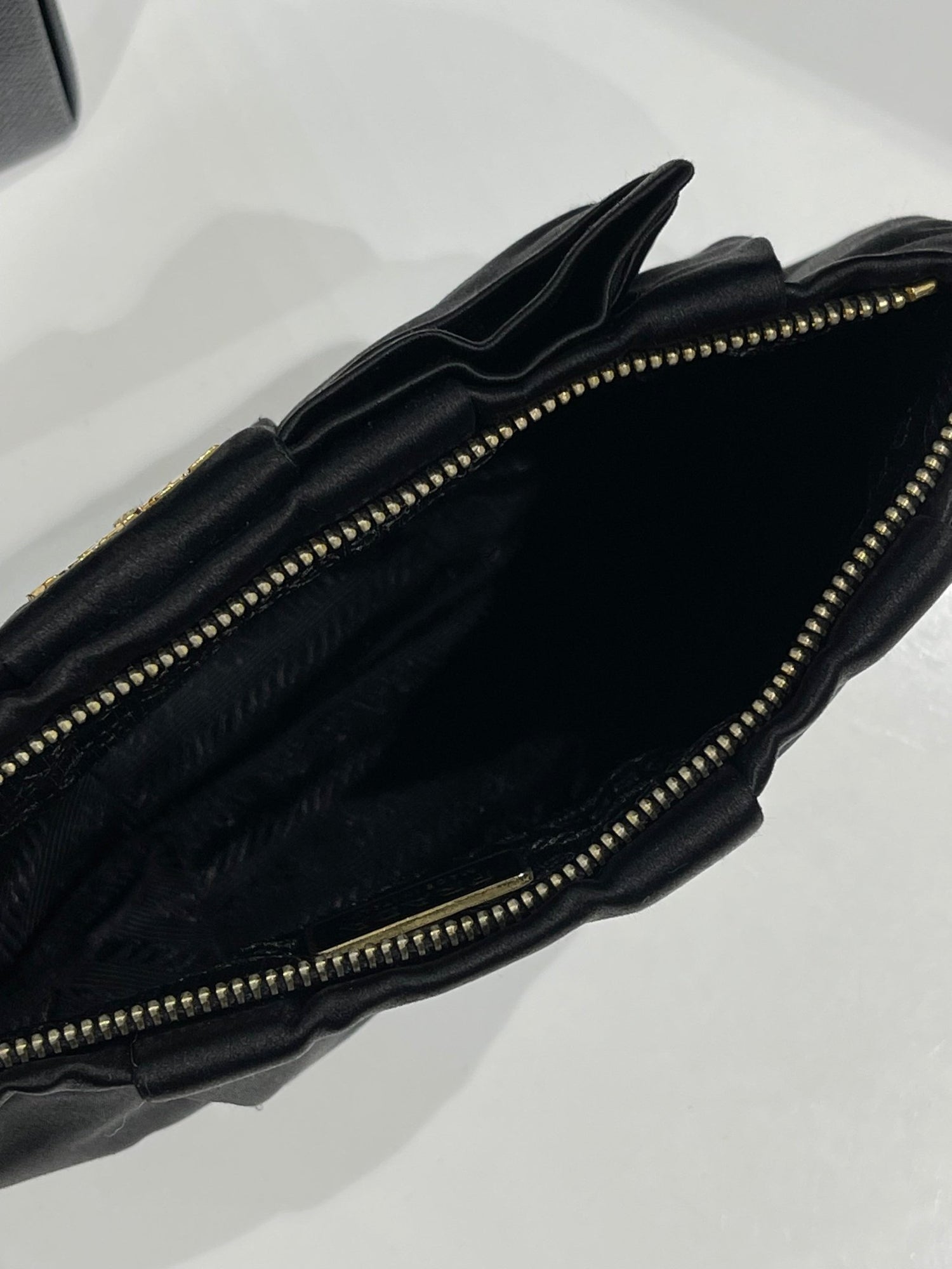 Prada - Pochette noire - Les Folies d&