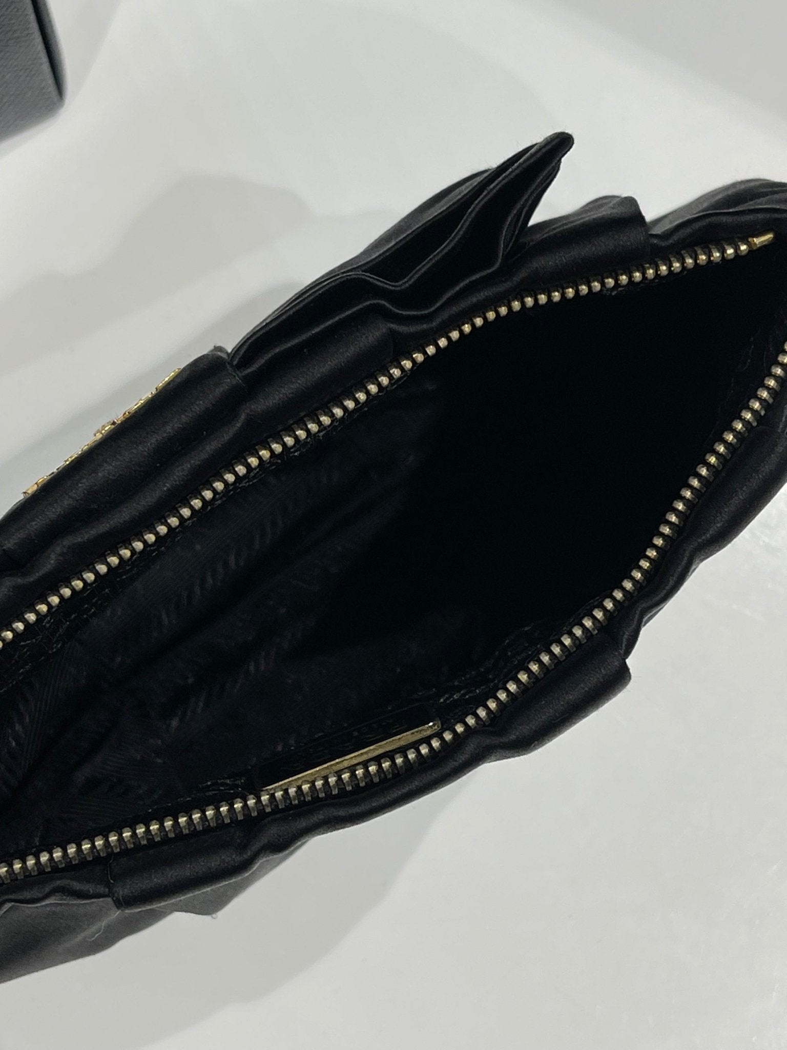 Prada - Pochette noire - Les Folies d&