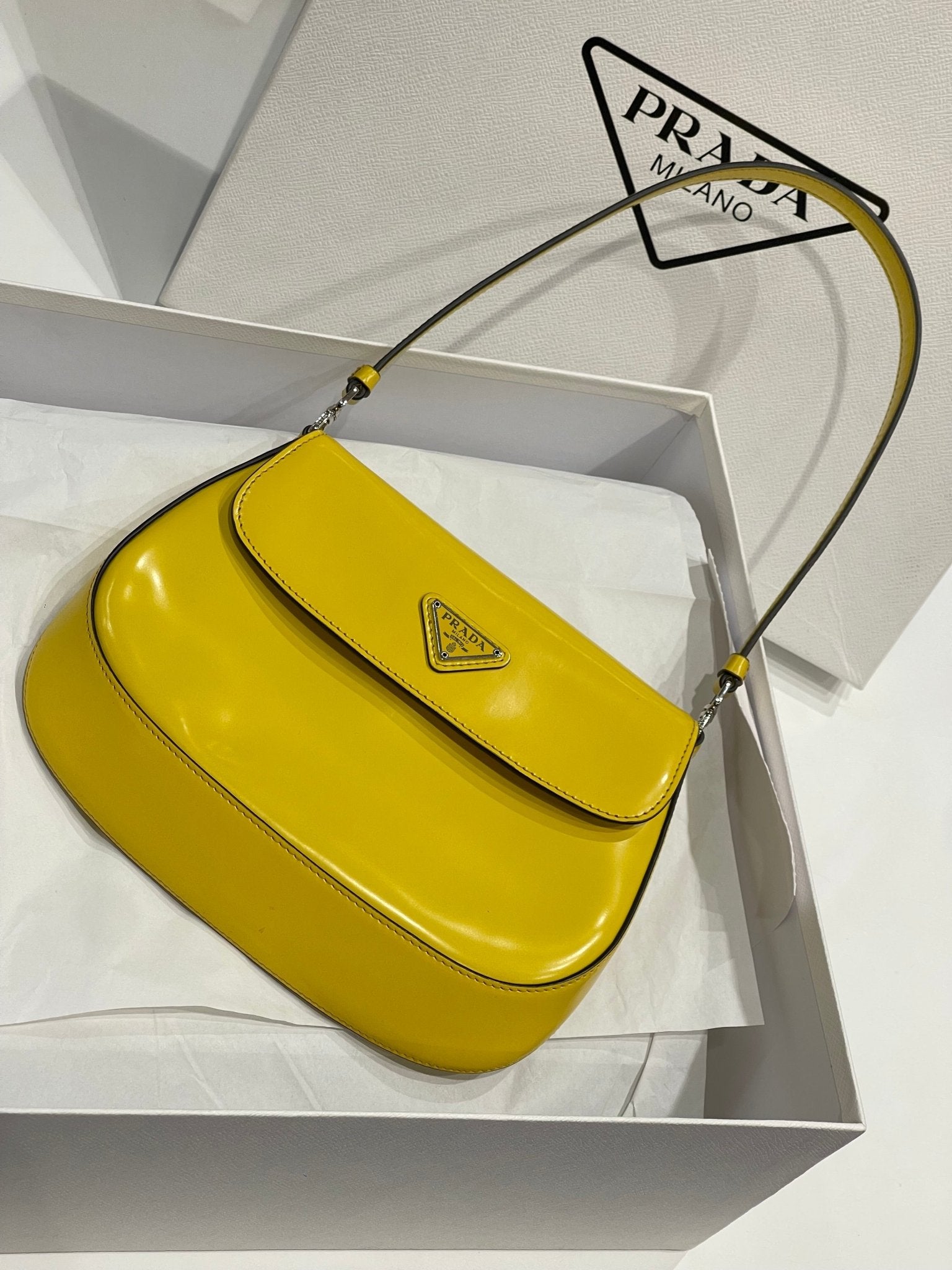 Prada - Sac épaule cleo à rabat jaune vif - Les Folies d&