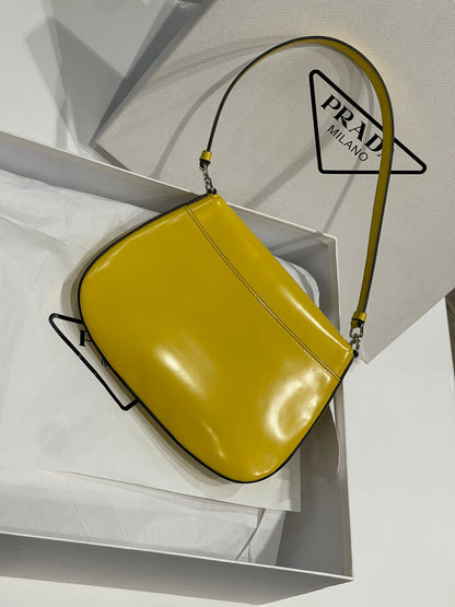 Prada - Sac épaule cleo à rabat jaune vif - Les Folies d&